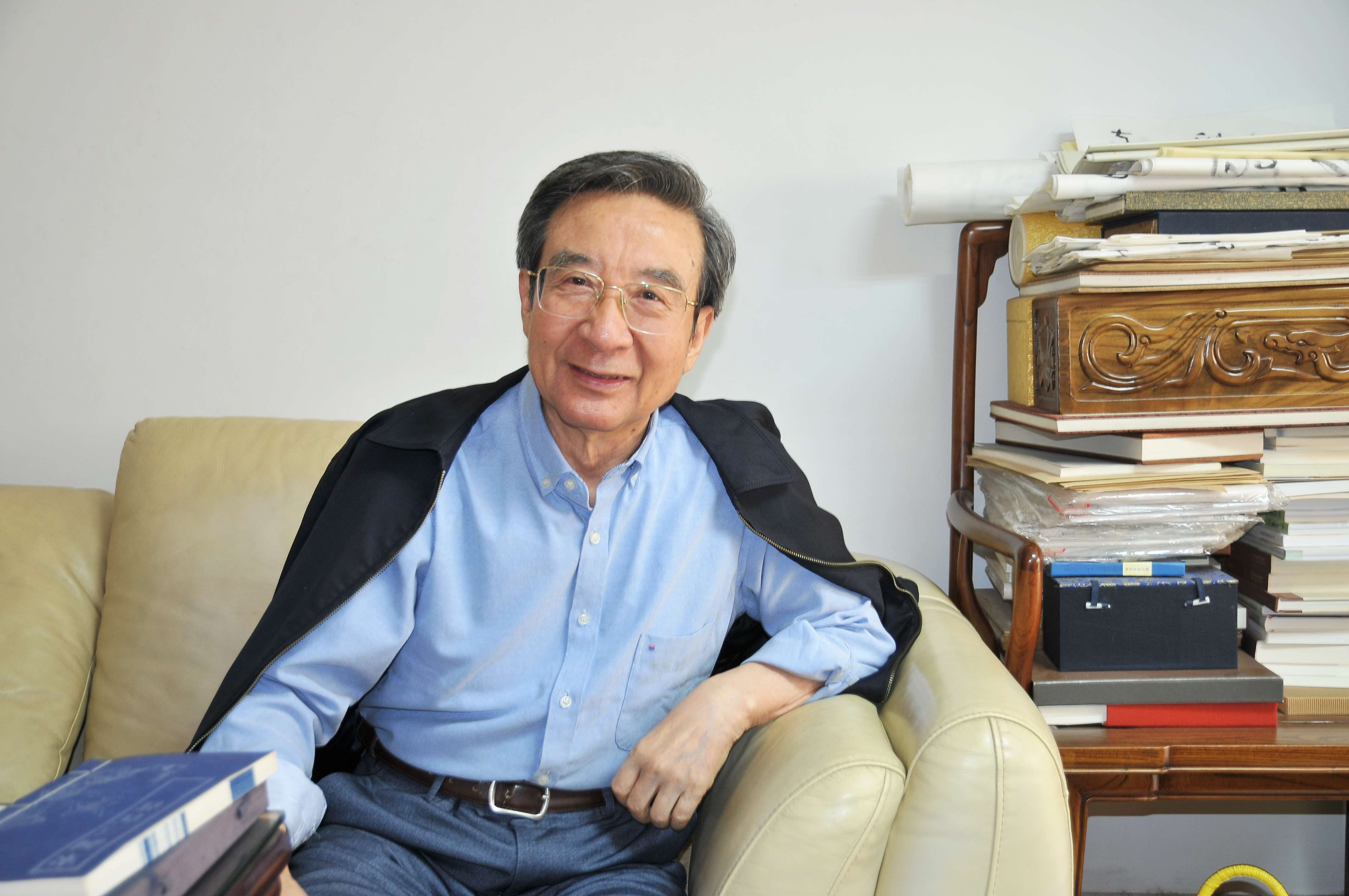 2018年秋，旭宇先生在书斋留影.JPG