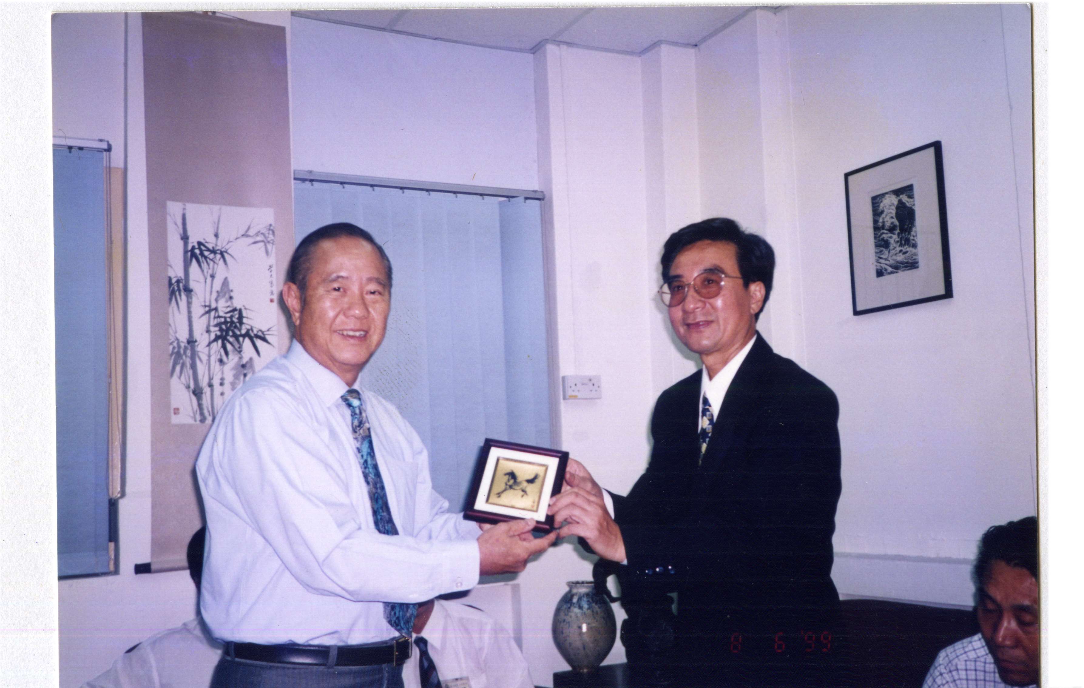 1999年，旭宇与新加坡文坛泰斗.jpg