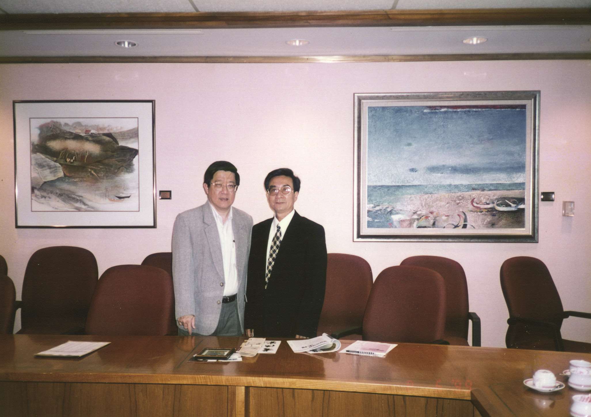 1999年旭宇与新加坡文化部长在一起.jpg