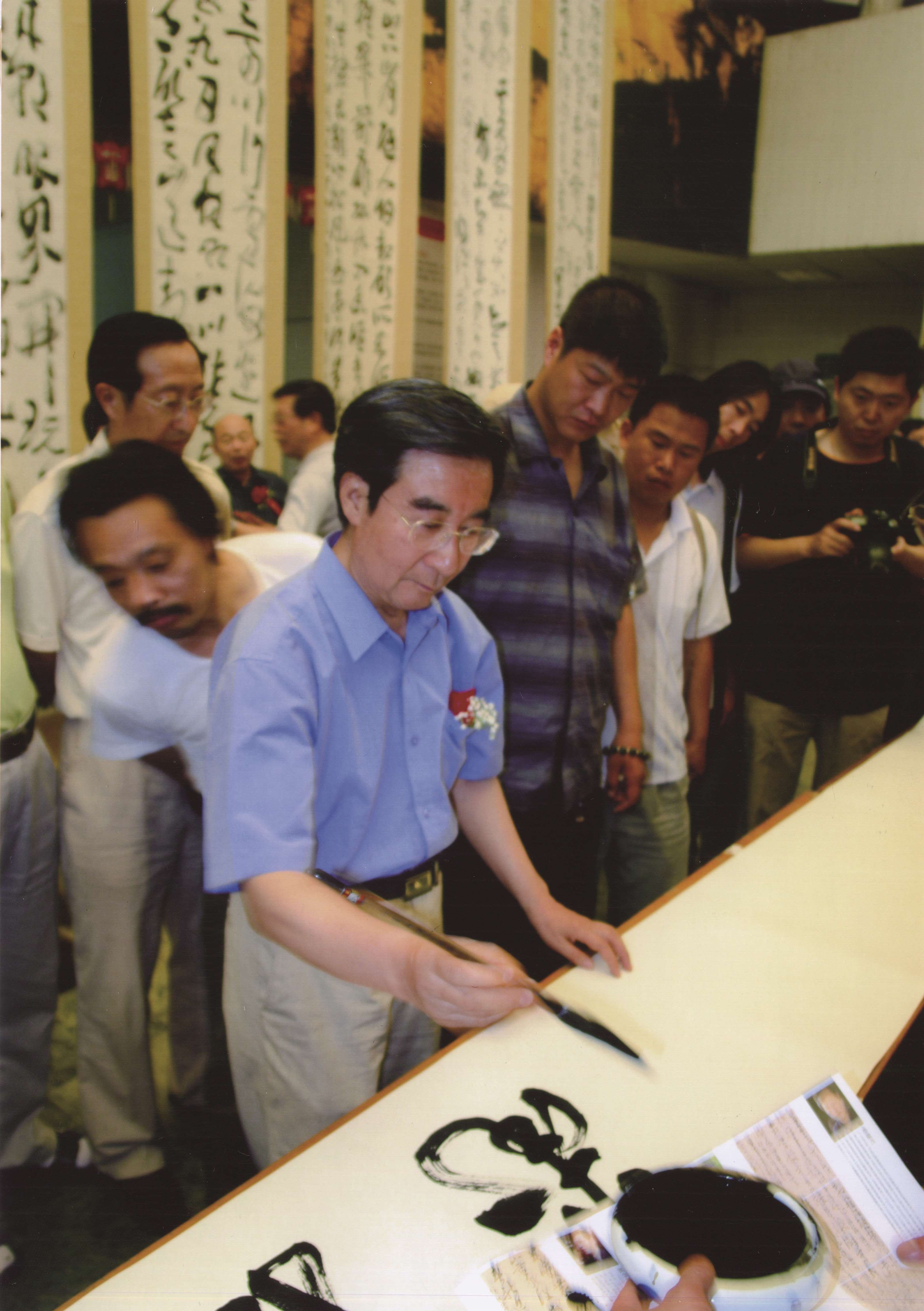 2007年，旭宇在省书法展览现场挥毫.jpg