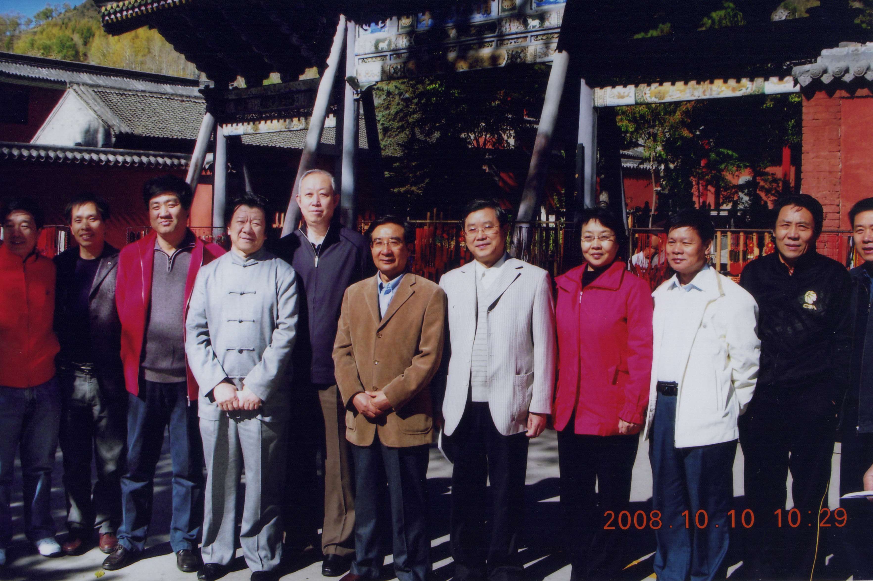 2008年10月10日，旭宇与中书协楷委会委员合影.jpg