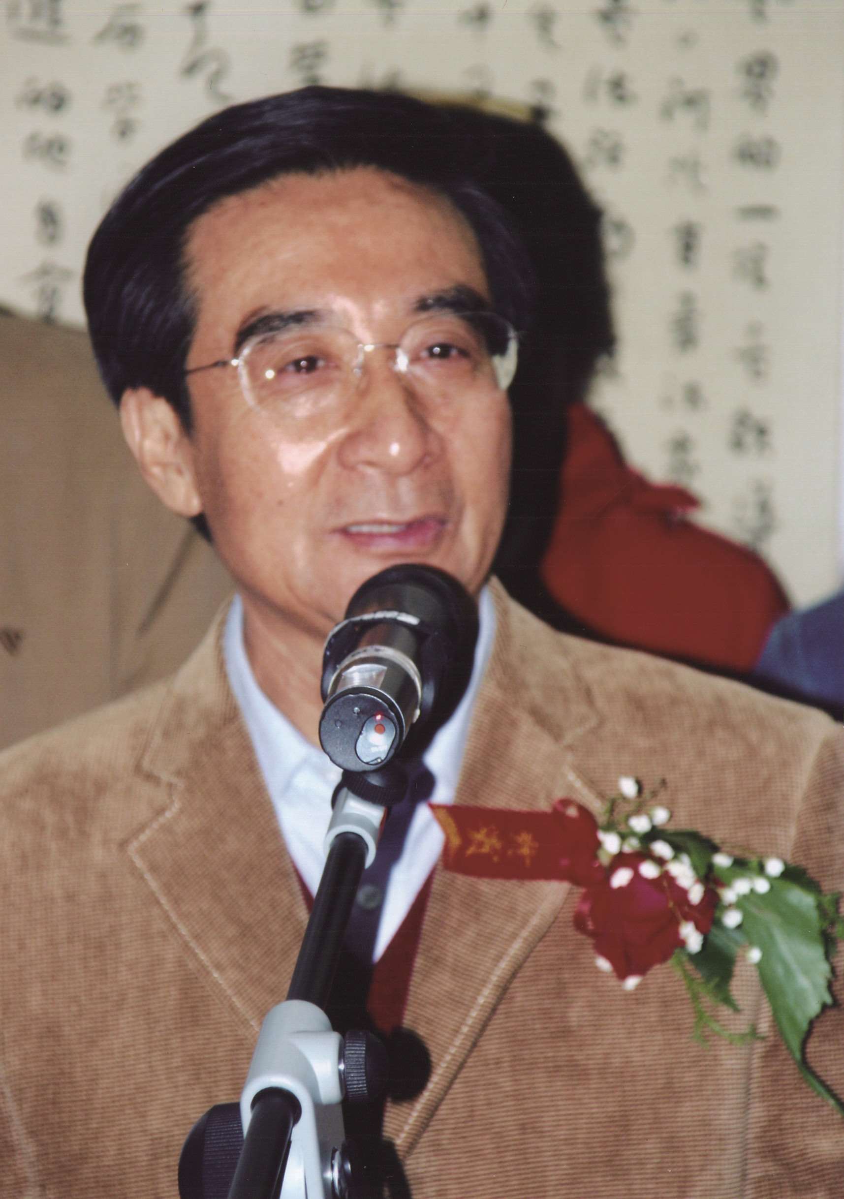 2004年，旭宇在书展上讲话.jpg