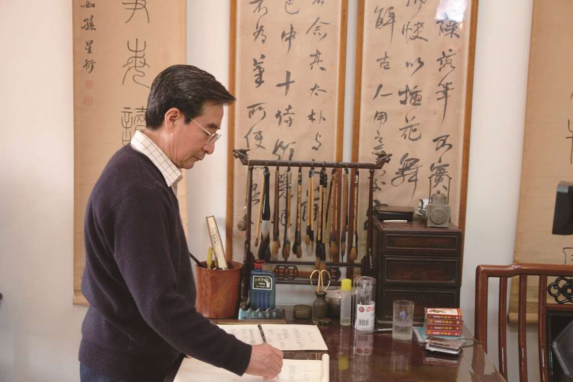 2005年，旭宇先生在书房修改诗稿。.jpg