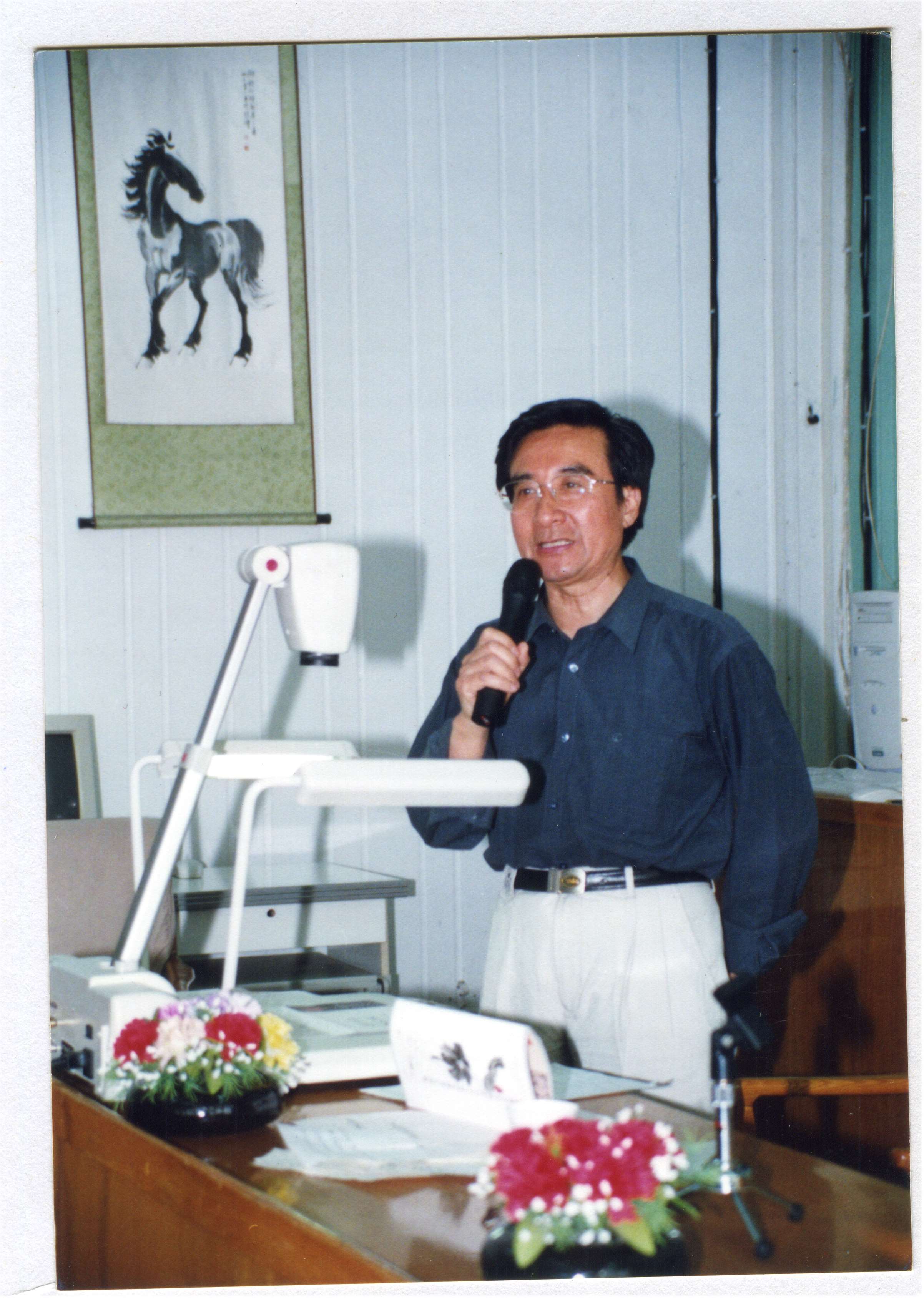 1999年旭宇受聘师大教授在演讲.jpg