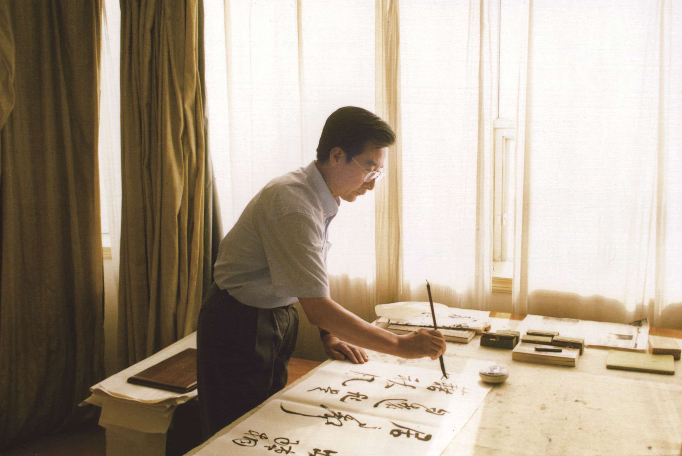 2004年，旭宇书法创作留影.jpg