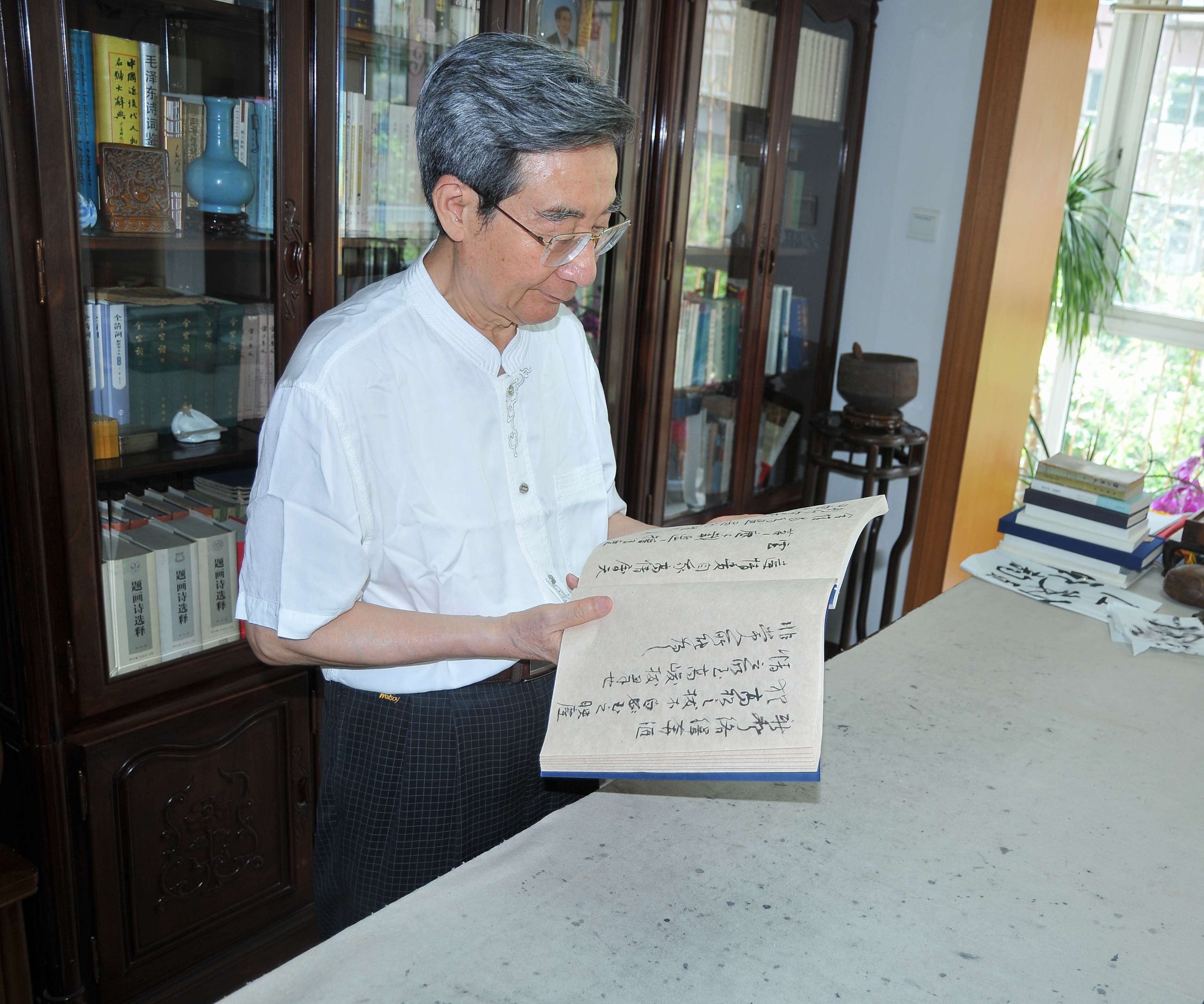 2018.6，旭宇先生在书斋翻阅笔记.jpg