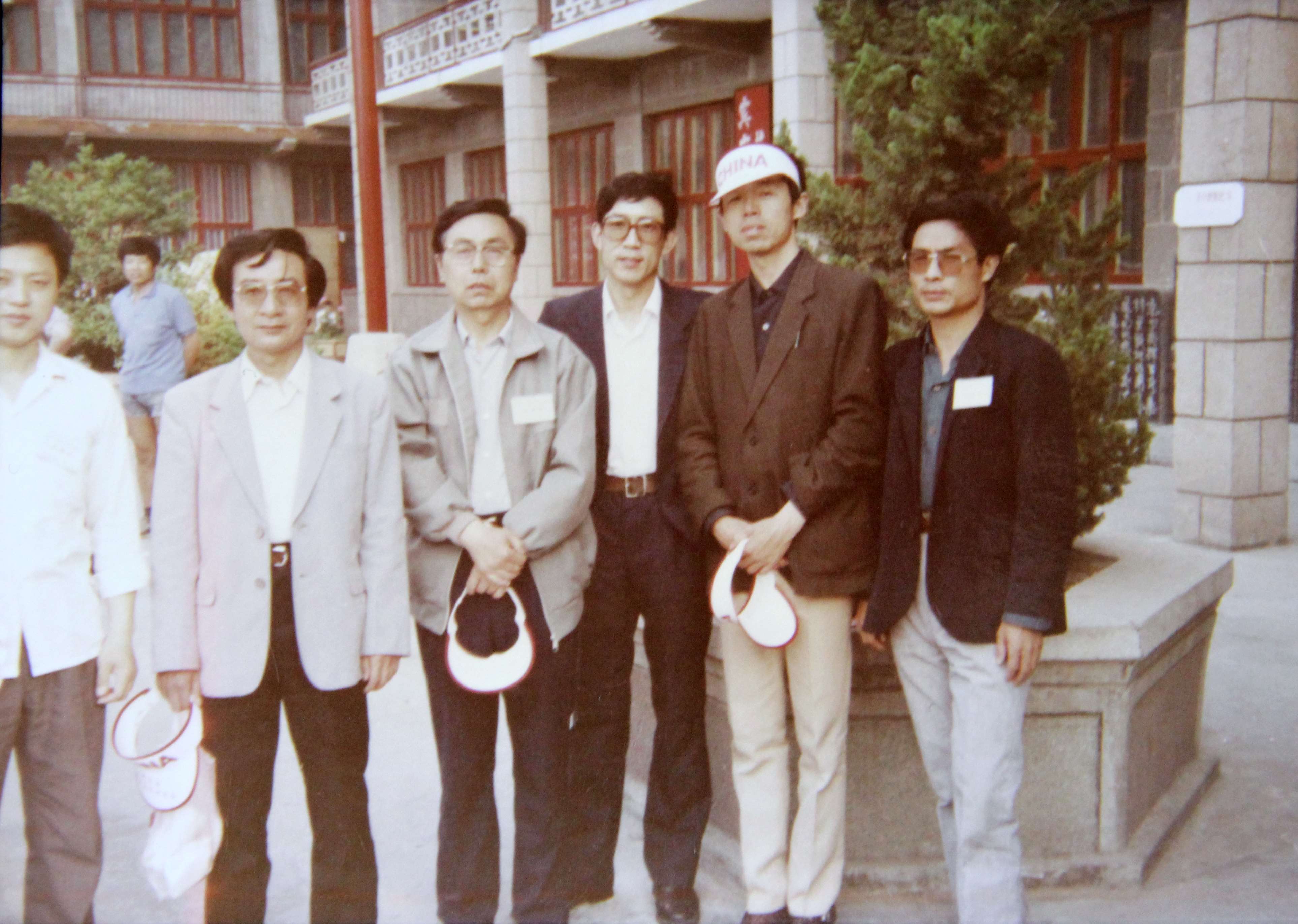 1988全国诗歌报刊主编会议在承德召开，旭宇与朋友合影.jpg