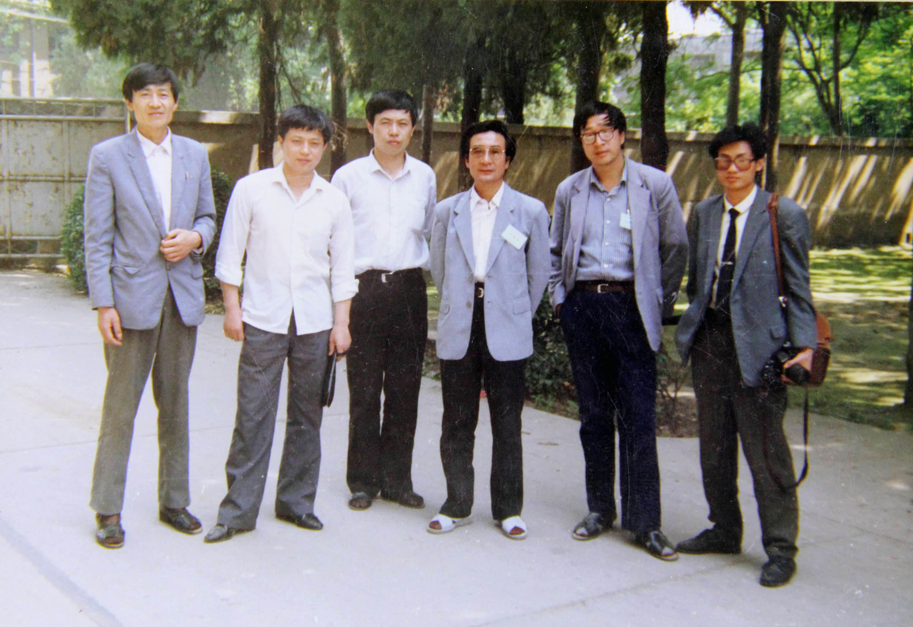1990年5月，时任《诗神》主编的旭宇在河南洛阳与诗友合影.jpg