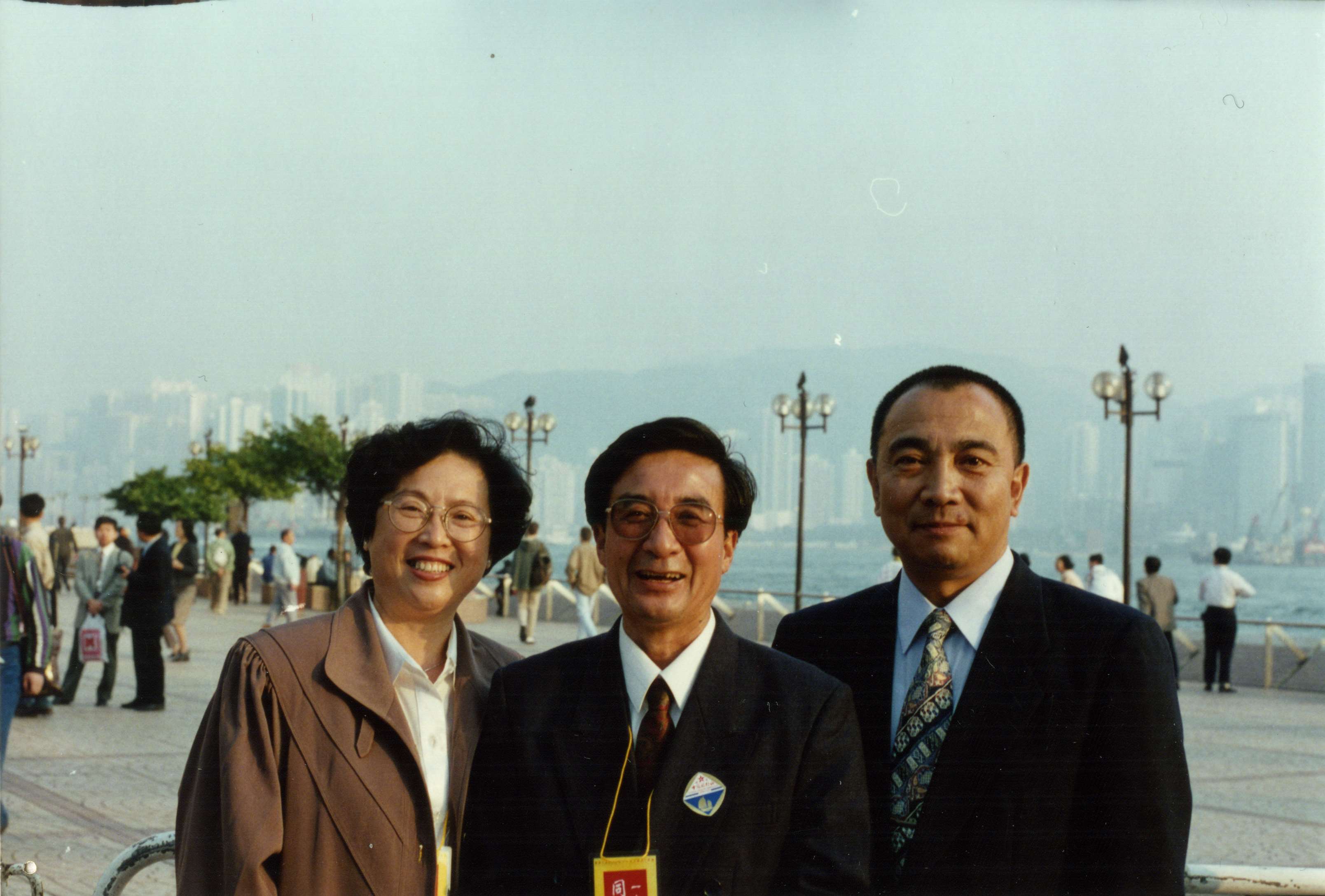 1997年5月，香港回归前，应中央电视台邀请国内知名艺术家赴香港参观活动，与鲍国安夫妇留影.jpg