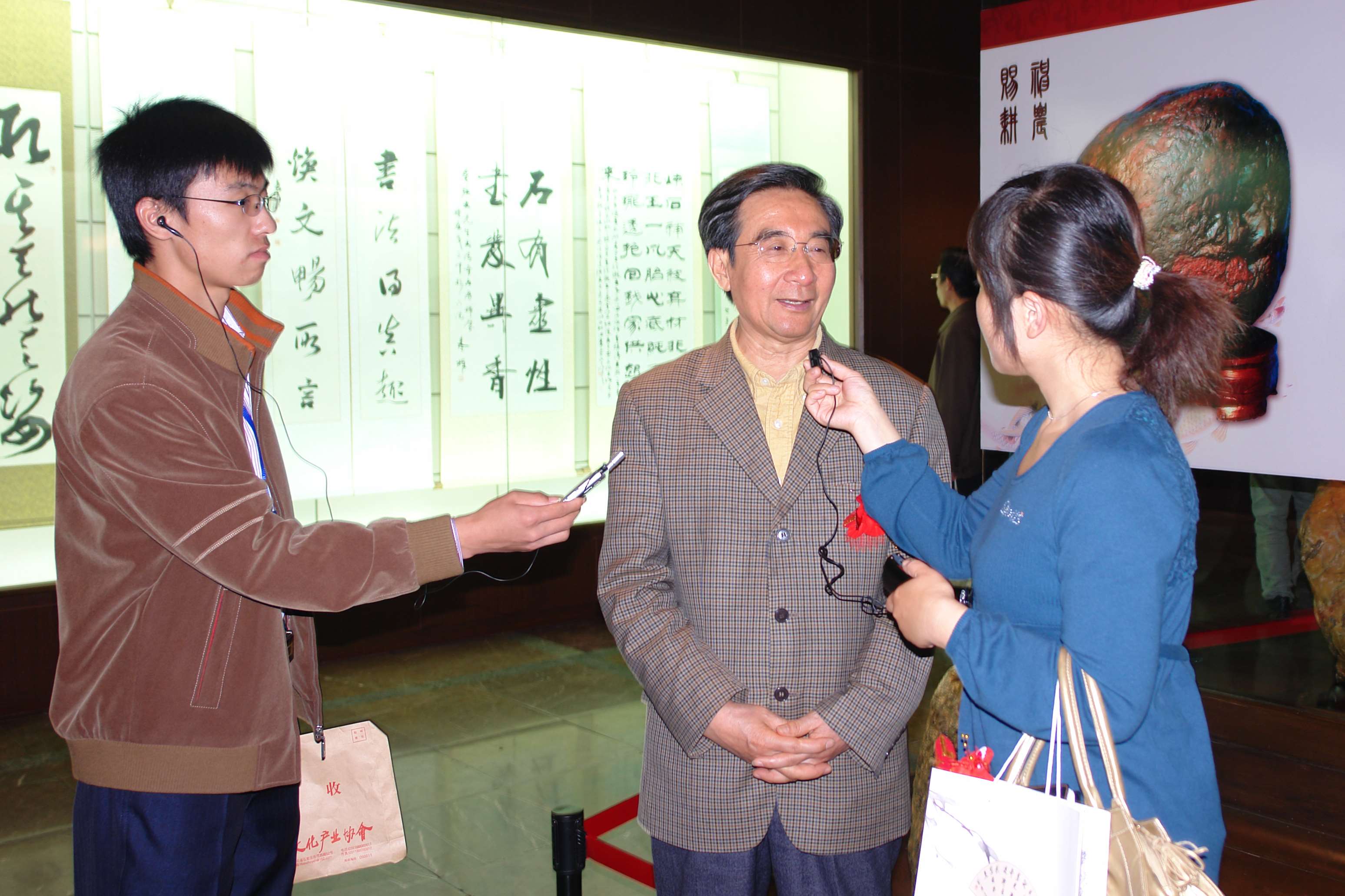 2006年河北书协展览上旭宇先生接受媒体访问.jpg