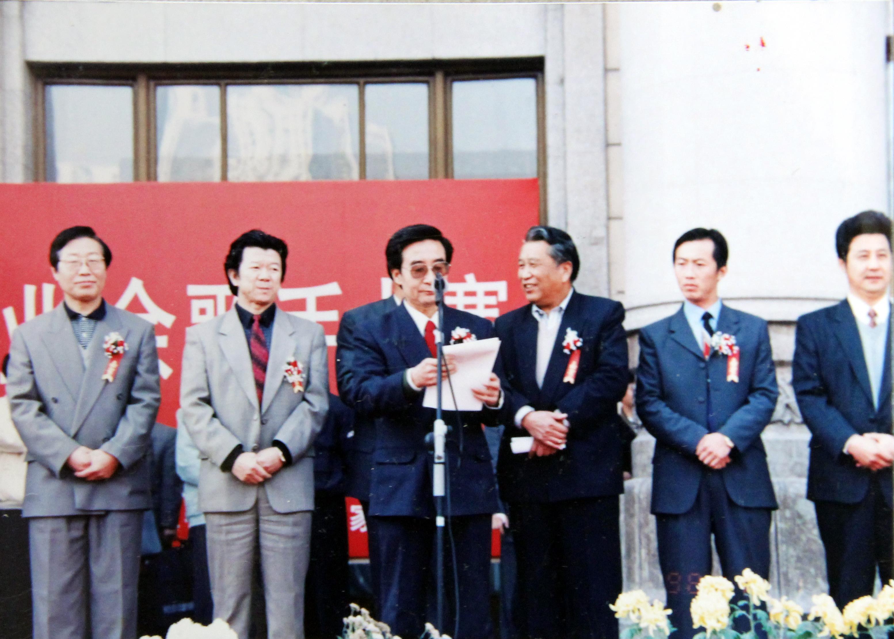 全国第四届新人书法展上旭宇发表致辞，1998.JPG