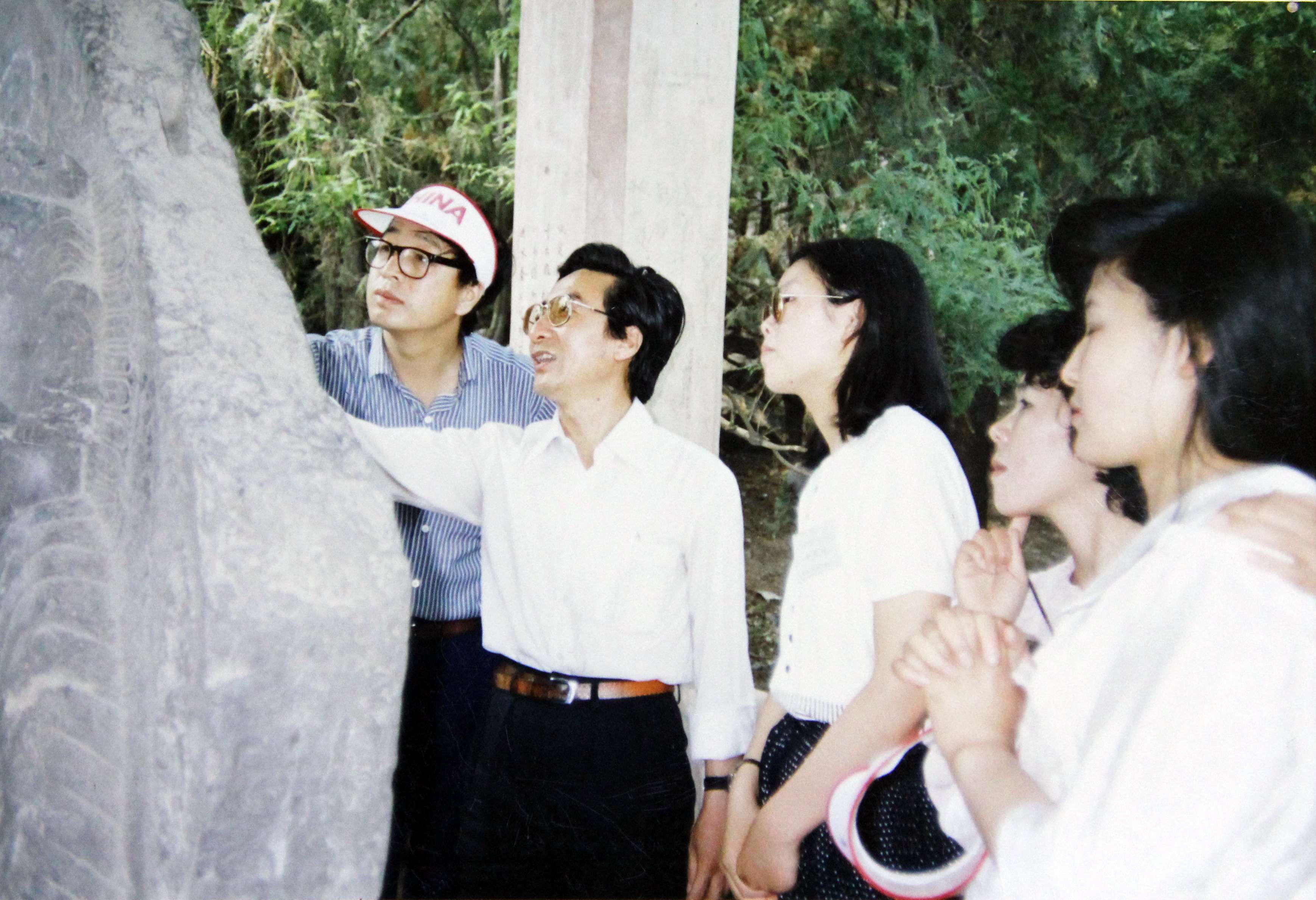 旭宇为学生讲解刻石书法，1995.jpg