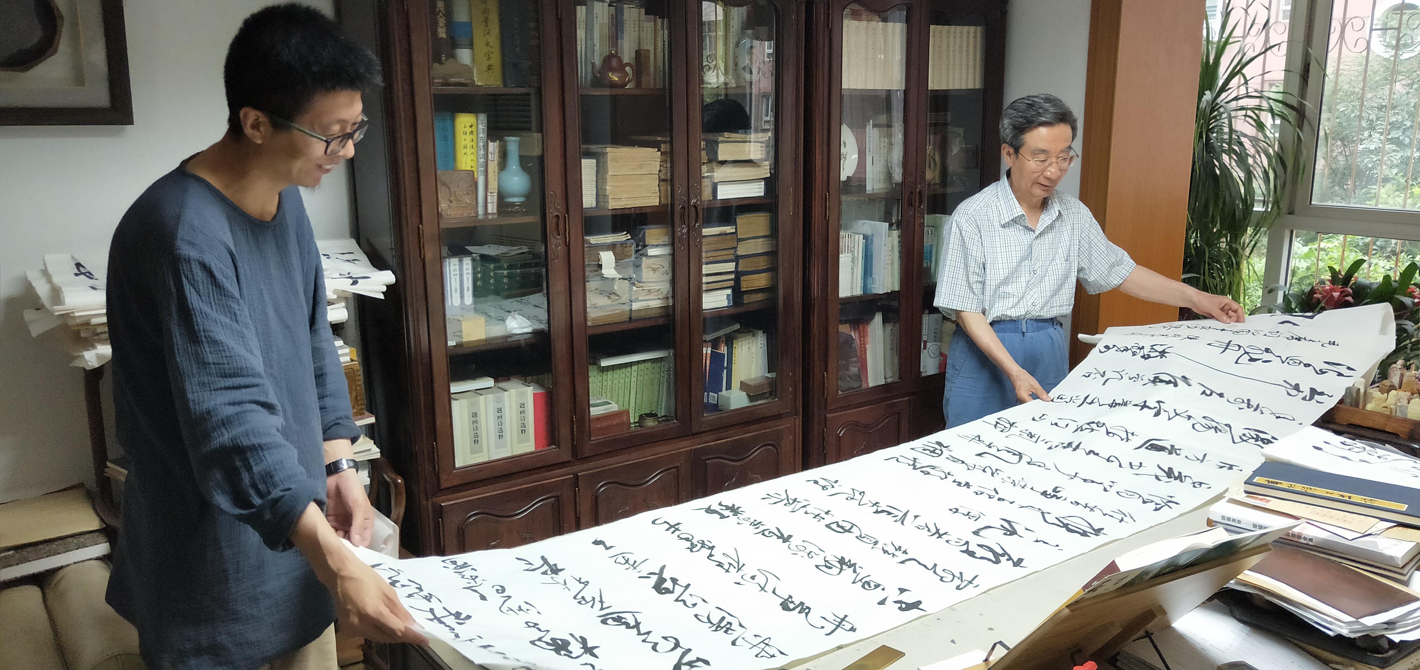 旭宇创作毛主席诗词与学生田野共赏，2013.jpg