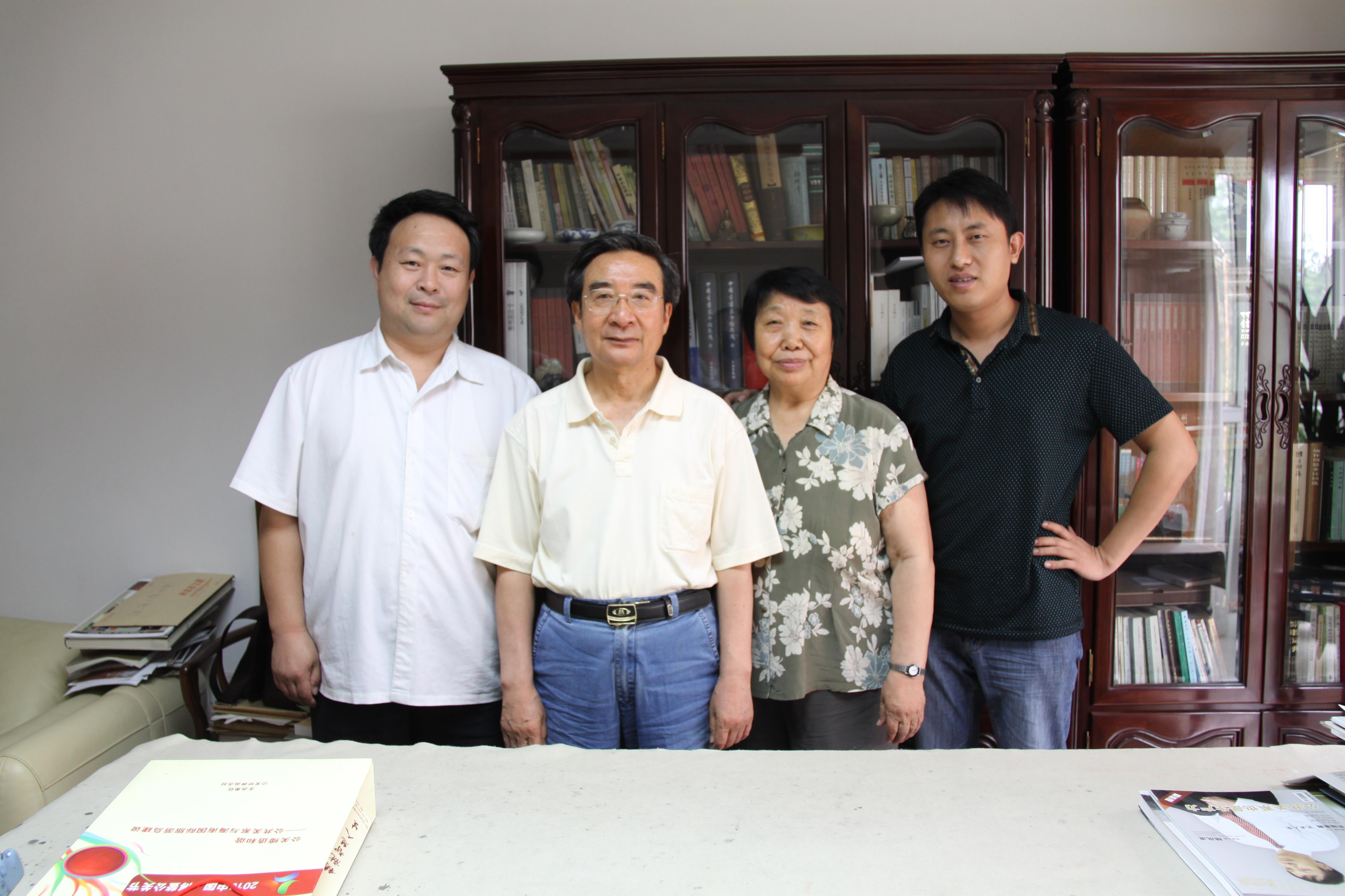 旭宇夫妇与杜占存（左）、李智林（右），2011年.JPG